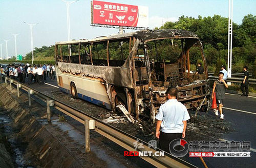 長(zhǎng)沙機(jī)場(chǎng)大巴疑似爆炸至少2人死亡(圖)