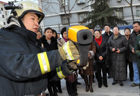 西城警方邀請部分人大代表政協(xié)委員 開展警營一日活動