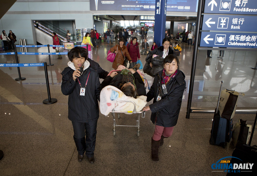 昆明機場一名因大雪滯留旅客暈倒 緊急送醫救治