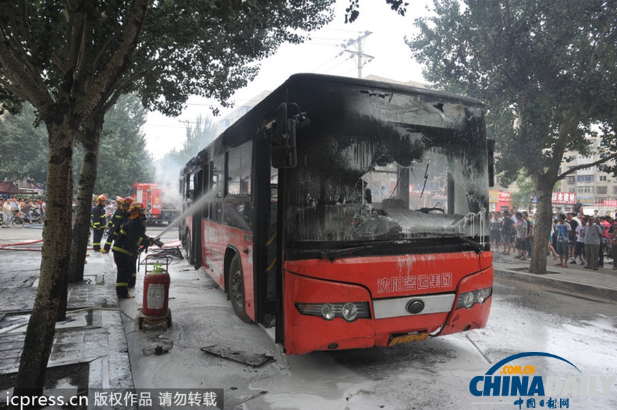 沈陽240路公交車發生自燃 路人紛紛協助滅火