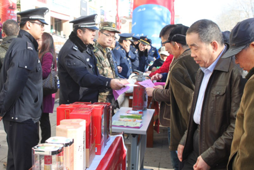 奎屯市公安局會同工商、質檢、農資等部門聯合開展“3.15”消費日宣傳活動