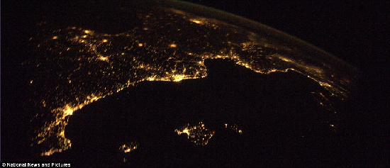 國(guó)際空間站發(fā)布地球夜景照 名城燈火賽繁星