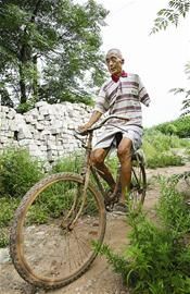 八旬獨臂翁種田騎車走鋼管獲稱最牛農(nóng)民