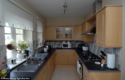 英一對(duì)情侶把公廁改造成小別墅 當(dāng)?shù)卣苤С? style=
