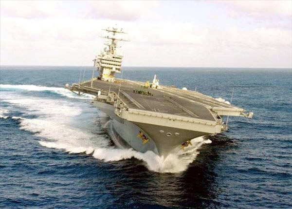 組圖：美軍航母進(jìn)行性能測試 在海上玩漂移