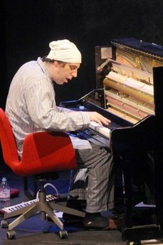 加鋼琴家創世界最長音樂會紀錄 27小時演奏300樂曲