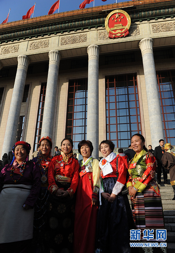 十八大代表在人民大會(huì)堂外留影