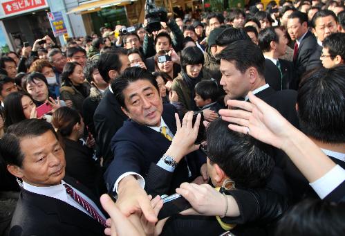 日本民主黨支持率持續(xù)萎縮 野田街頭演講險些摔下車