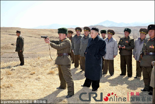 金正恩視察1973部隊(duì) 親自示范射擊姿勢(shì)