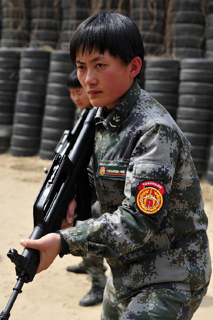 戰(zhàn)場上沒女人：女特種兵像男兵一樣嚴(yán)酷訓(xùn)練