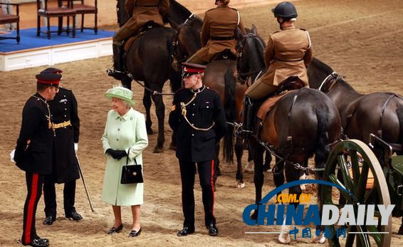 英女王慰問倫敦遭襲士兵所在軍營 檢閱皇家炮兵部隊(duì)