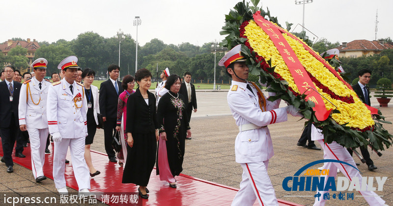 樸槿惠到訪越南 向越前主席胡志明墓地獻花（組圖）