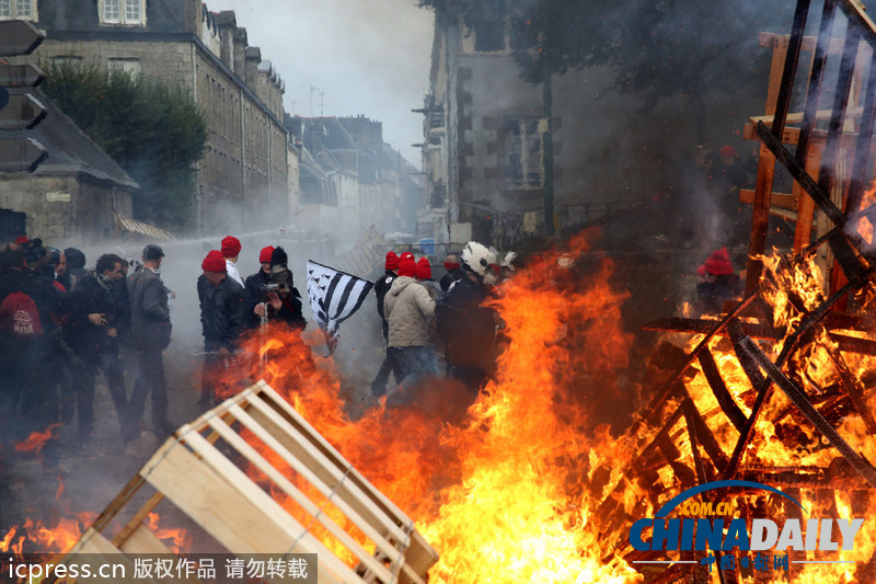 法國民眾游行抗議失業(yè)和污染稅 與警察發(fā)生沖突