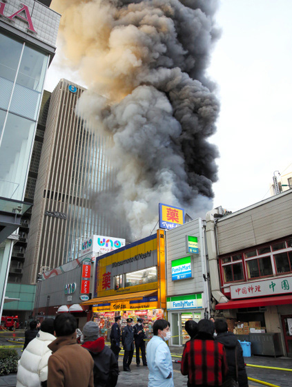 東京地鐵站附近發生大火 已燒毀4棟建筑物（圖）