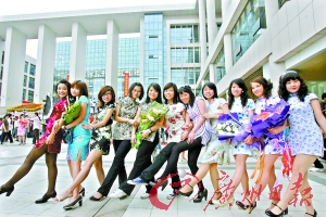 廣州大學學生拍畢業照 女生旗袍男生唐裝