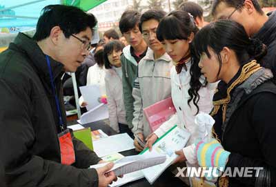 江蘇教育廳稱高校畢業生就業率不降反升達81.51%