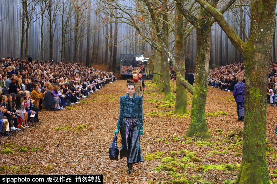 炫酷！比衣服更夢(mèng)幻的是香奈兒的秀場(chǎng)布景（組圖）