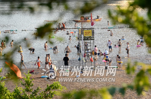 西河變身景觀游泳場(chǎng)　每天可接待近萬(wàn)泳客