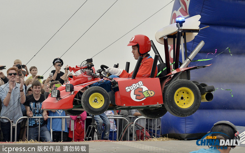 維特爾體驗(yàn)肥皂盒賽車 扮成超級瑪麗其樂無窮