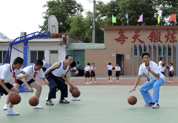 溫總理和小學(xué)生上體育課過六一