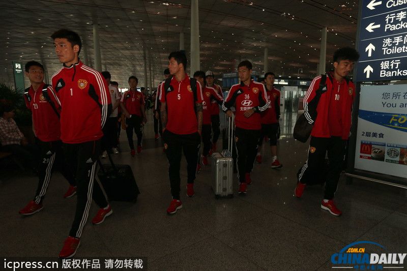 國足集結(jié)出征東亞杯 隊(duì)員睡眼惺忪略顯疲憊
