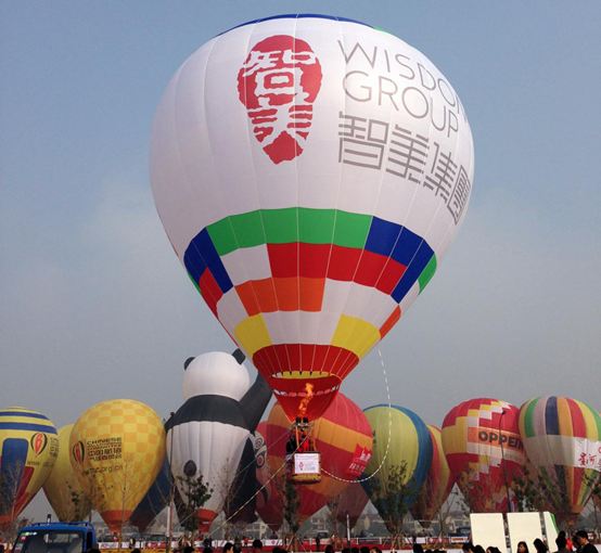 2013中國(guó)熱氣球公開賽拉開戰(zhàn)幕 系留飛行嗨翻天空